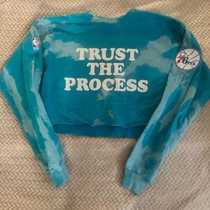 Women’s Philadelphia 76ers Cropped Sweatshirt